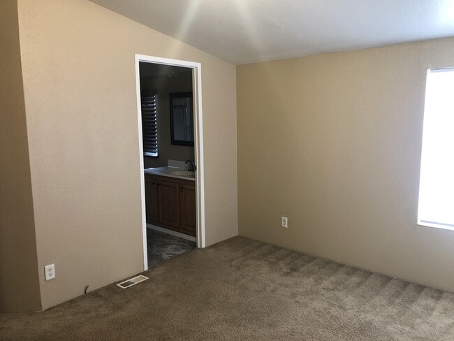 Building Photo - 167 W Rose St