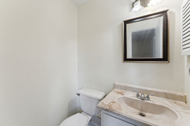 Building Photo - AVAILABLE NOW! (Pet Friendly)