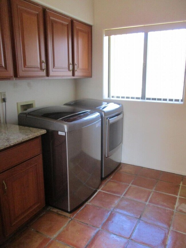 Building Photo - 4 bedroom 2.5 Bath