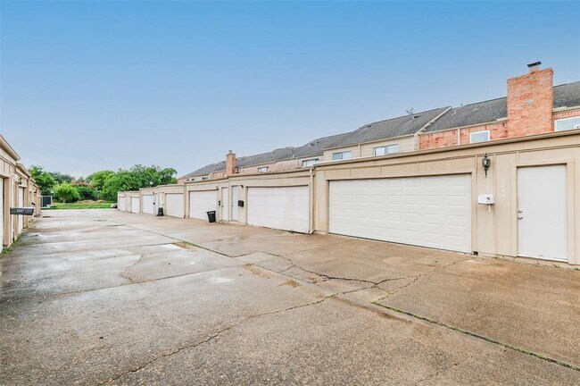Building Photo - 3004 Beecave Dr