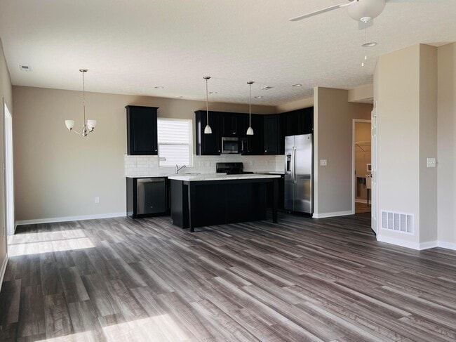 Building Photo - 7101 Unitas Lp