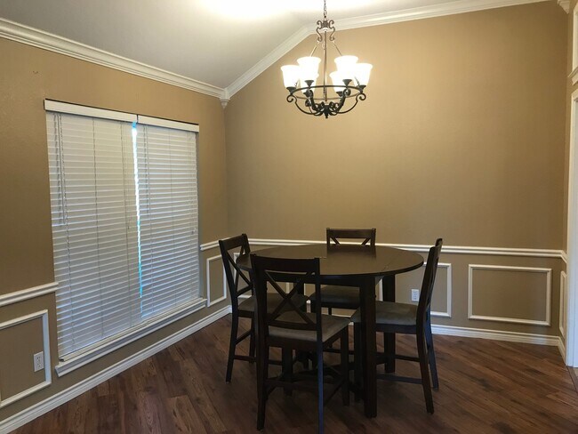 Building Photo - 3/2 super clean and move in ready in MIDWAY ISD