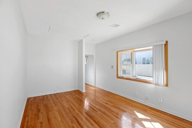 Building Photo - Spacious 4 BR 3 BA Home in Prime West L.A.