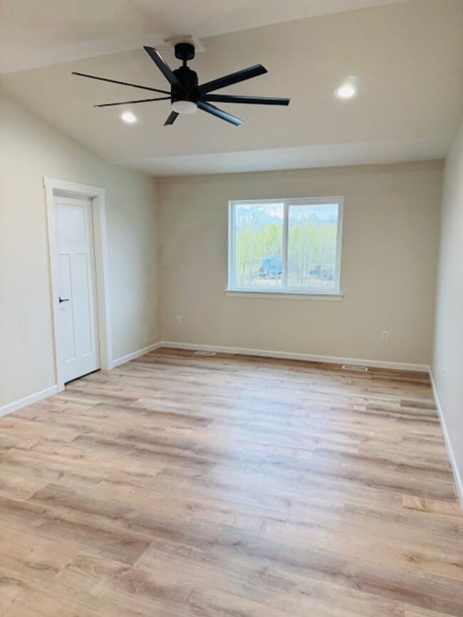 Building Photo - Brand New Duplex with upgraded finishes th...