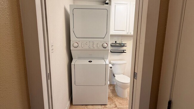 Building Photo - 2 bed 2 bath Available in Downtown SJ!