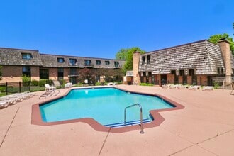 Building Photo - 12 Oak Creek Dr