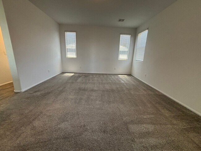 Building Photo - Charming 3-Bedroom Home with Spacious Back...