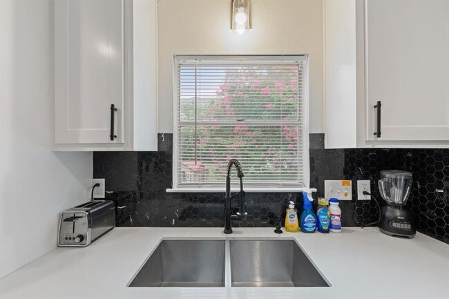 Building Photo - 201 Fairlane Dr