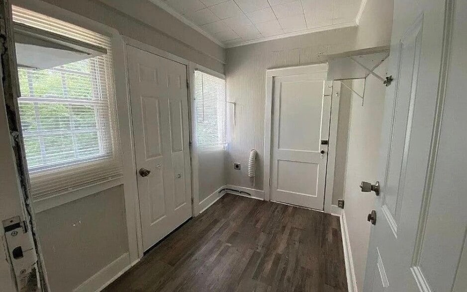 Laundry - 606 N Moore Rd