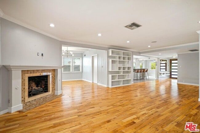 Building Photo - 6134 Longridge Ave