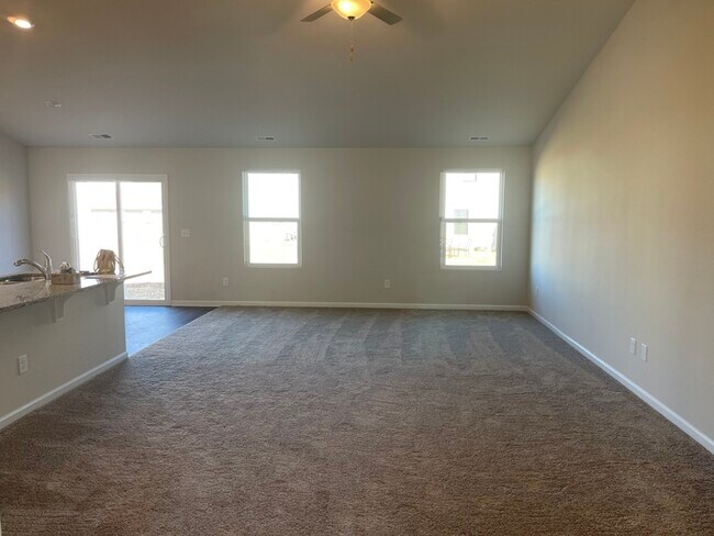 Building Photo - beautiful home with 3 bedrooms