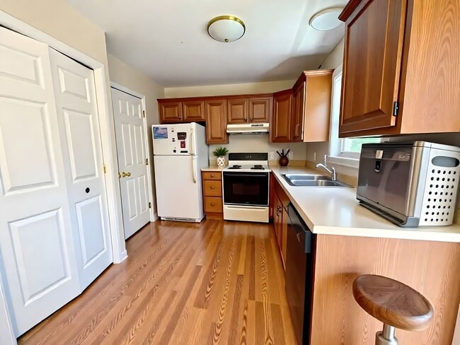 Building Photo - 3 Bedroom 1.5 Bathroom Available in Elizab...