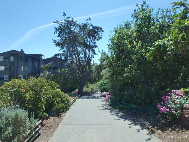 Building Photo - 2 Fallon Pl