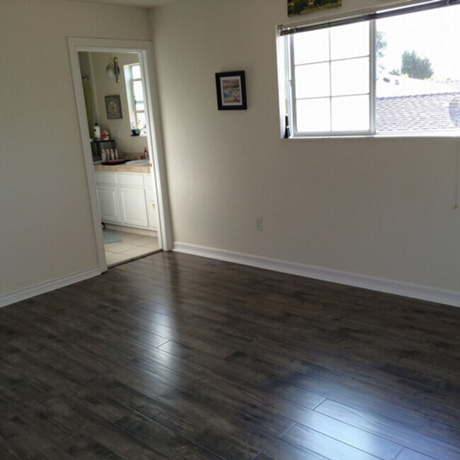 Building Photo - 4527 Hollister Ave