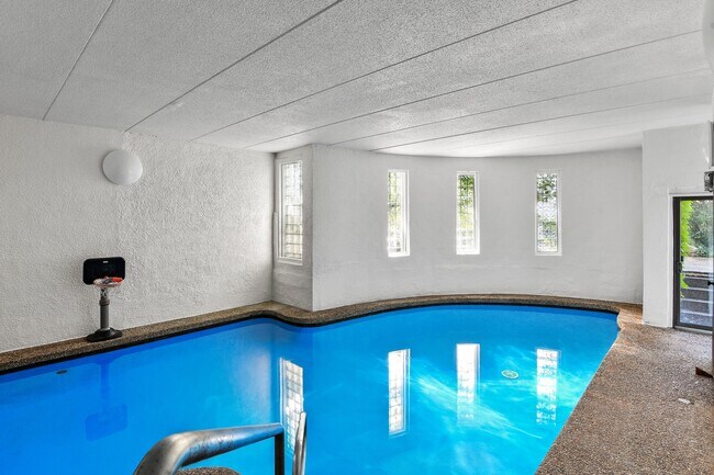 Building Photo - 110 Green Bay Rd