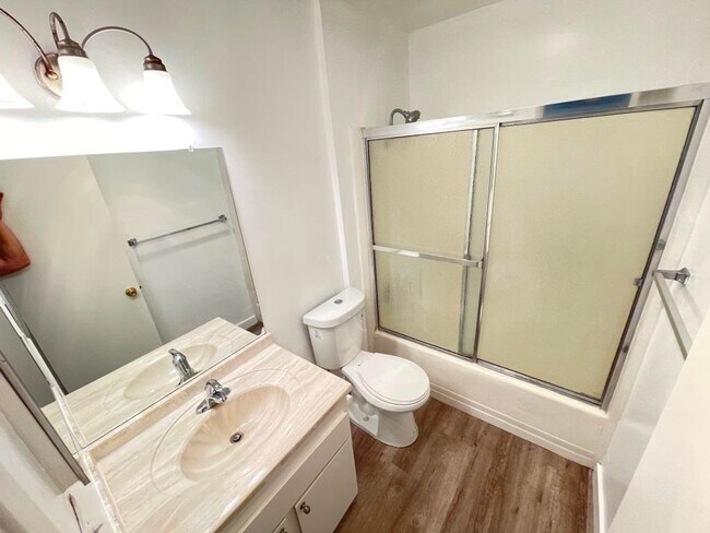 Building Photo - Spacious 2BD/1BA Apartment in Azalea Park ...