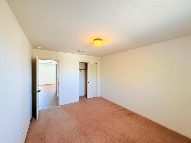 Building Photo - 1913 Short Summer Dr