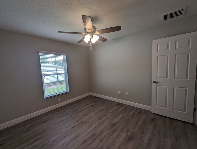 Building Photo - New 3/2/2 fenced home with Many Upgrades i...