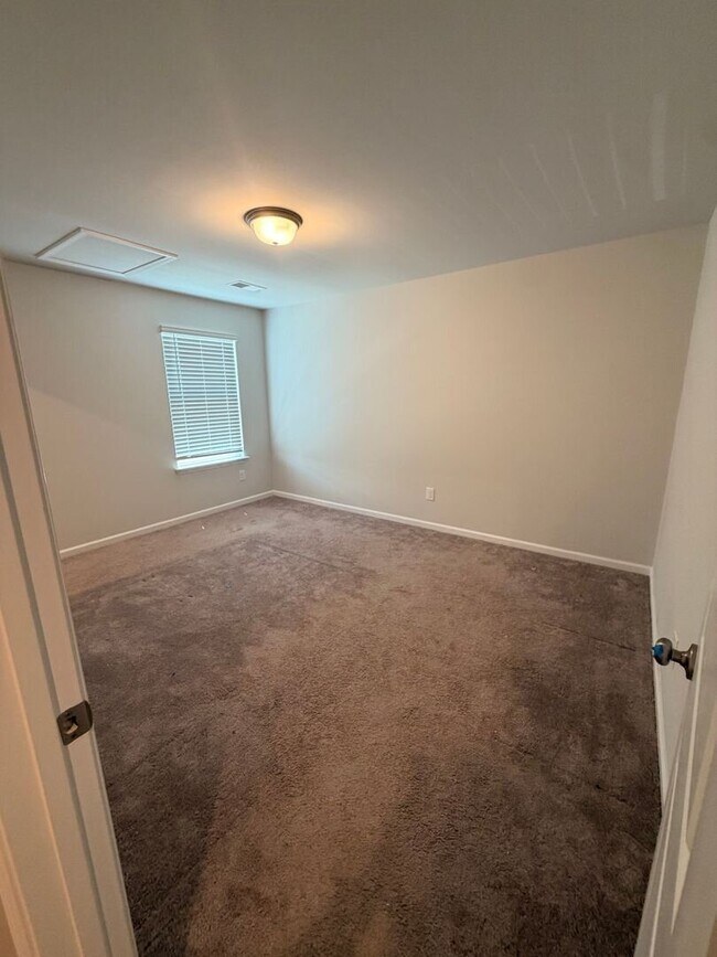 Building Photo - Like New 4 Bed, 2.5 Bath Townhome Available in Greenville