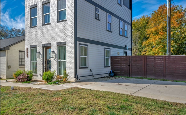 Building Photo - Newly built 3bedroom/2.5 bath home in Sylvan Park
