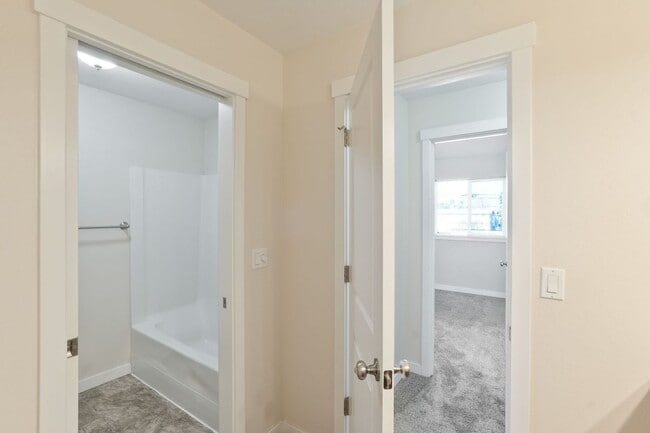 Building Photo - MOVE IN SPECIAL: HALF OFF FIRST MONTH'S RENT! 4 Bedroom 2.5 bath Duplex