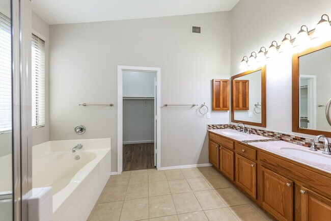 Building Photo - 3556 W Warren Ln