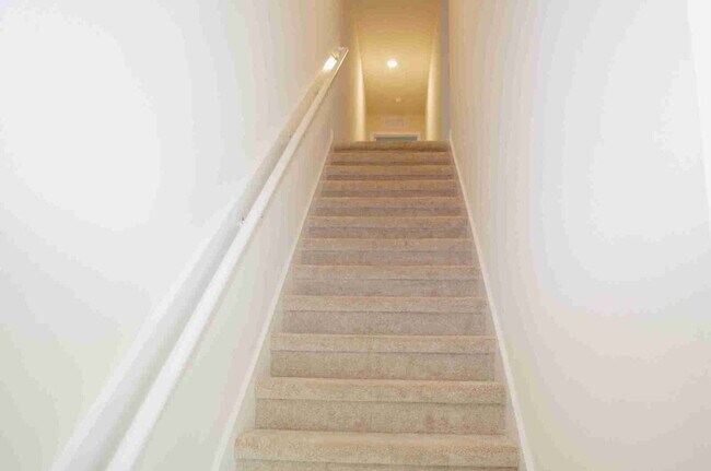 Building Photo - Stunning 3-Bedroom Townhome for Rent in Ba...