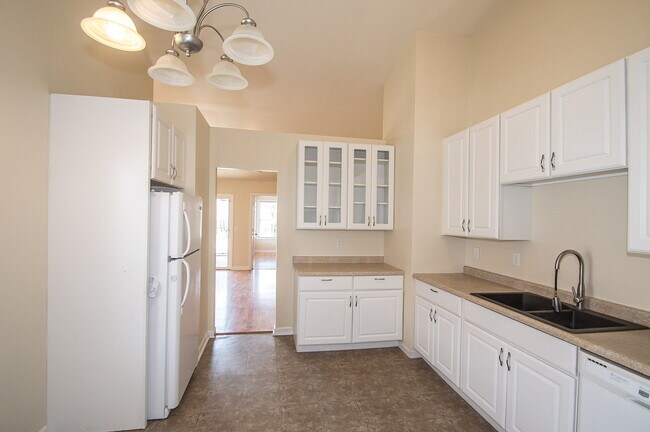 Building Photo - "Charming 3-Bedroom Retreat with 2 Full Ba...