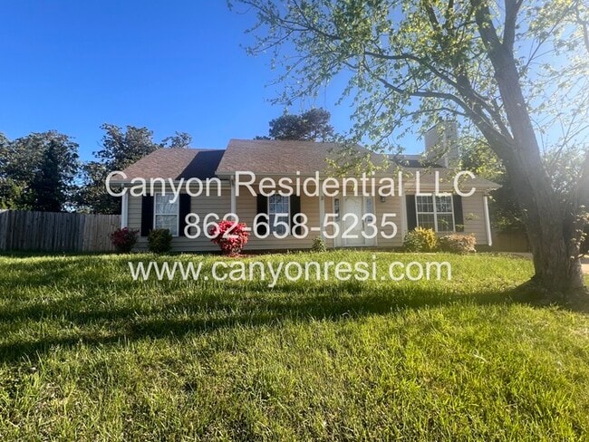 Building Photo - Hurry this Home won't last long! Great 3BR...