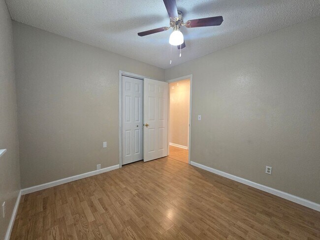 Building Photo - 3 Bed 1.5 Bath in Shawnee!