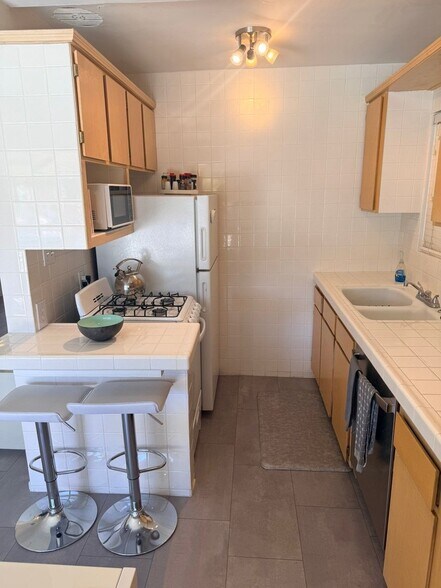 Building Photo - 777 E San Lorenzo Rd