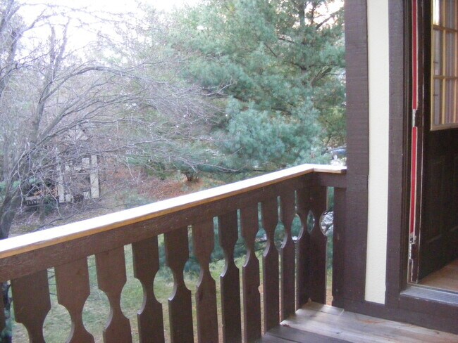 Building Photo - 8 Rollingwood Dr