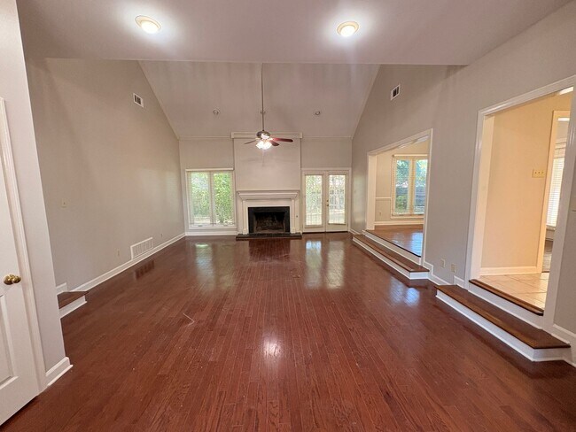 Building Photo - Newly Painted Germantown Home Minutes Away From Thornwood Market Row. Pets Are Welcome With Owner...