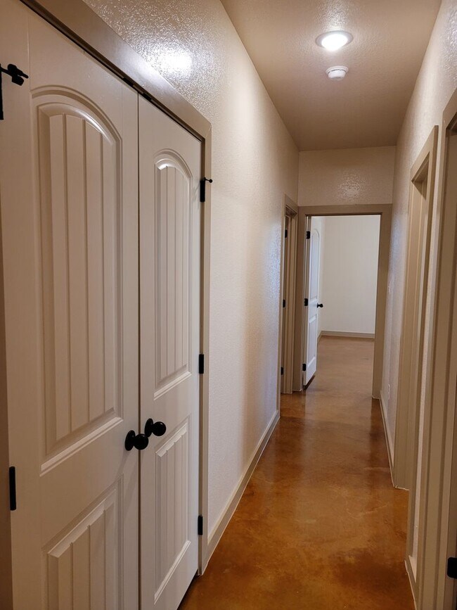 Building Photo - 1909-B Caspian Trail - Move in Ready!