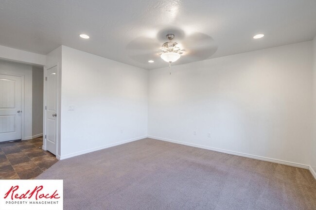 Building Photo - End Unit Fossil Hills Townhome with 3 Beds and 2.5 Baths