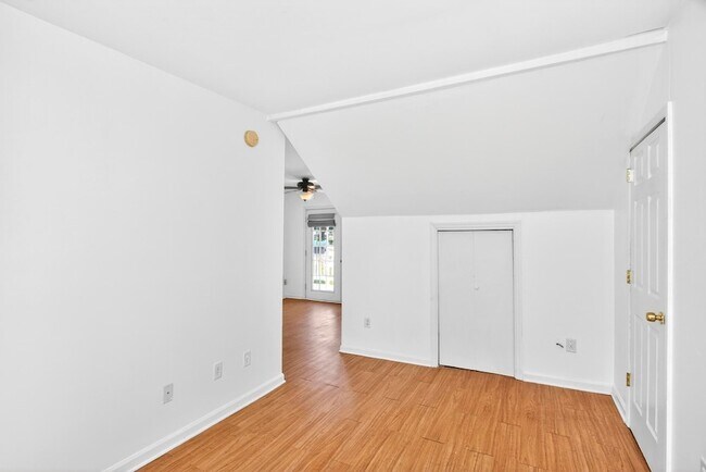 Building Photo - 3008 Lakeshore Dr