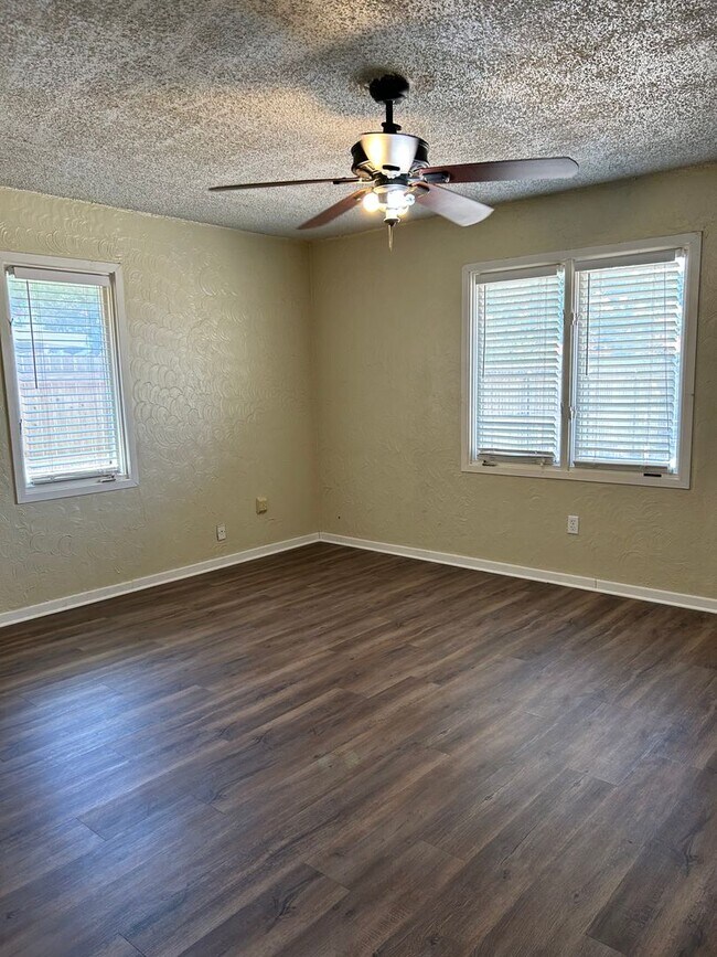 Building Photo - BACK ON THE MARKET!!!  Large Ranch Style R...