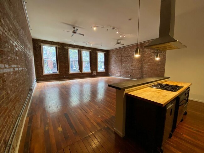 Primary Photo - Charming Vintage Pioneer Square Studio wit...