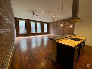 Building Photo - Charming Vintage Pioneer Square Studio wit...