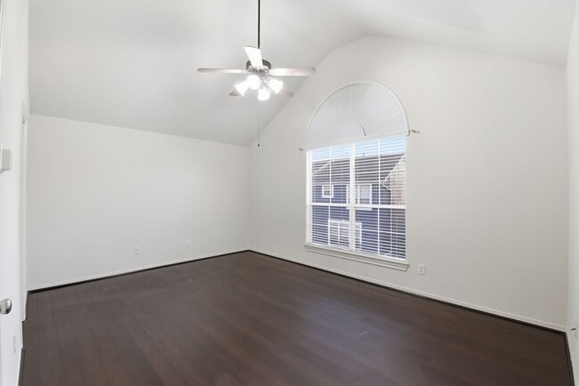 Building Photo - 3209 Clearview Cir