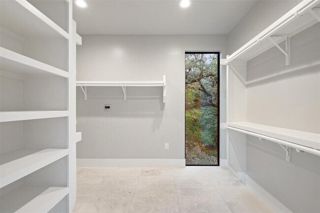 Building Photo - 1327 Bonham Terrace