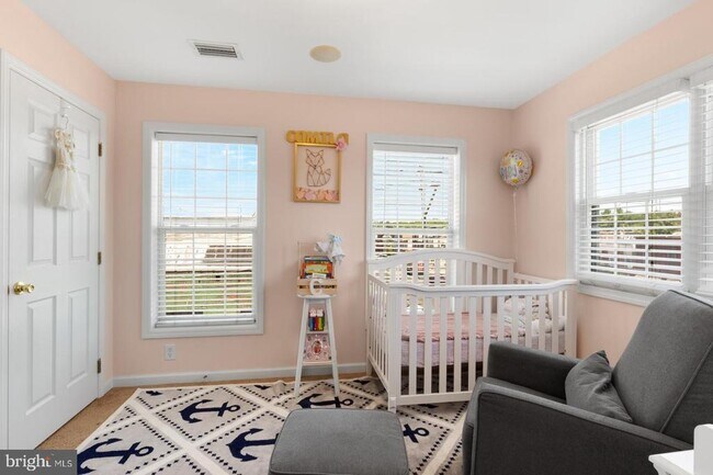 Building Photo - 2683 Edgemont St