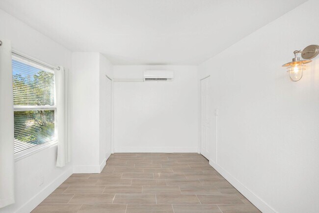 Building Photo - P200 - #7A Holiday Inn