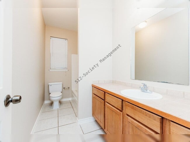Building Photo - 212 Sandstone Dr