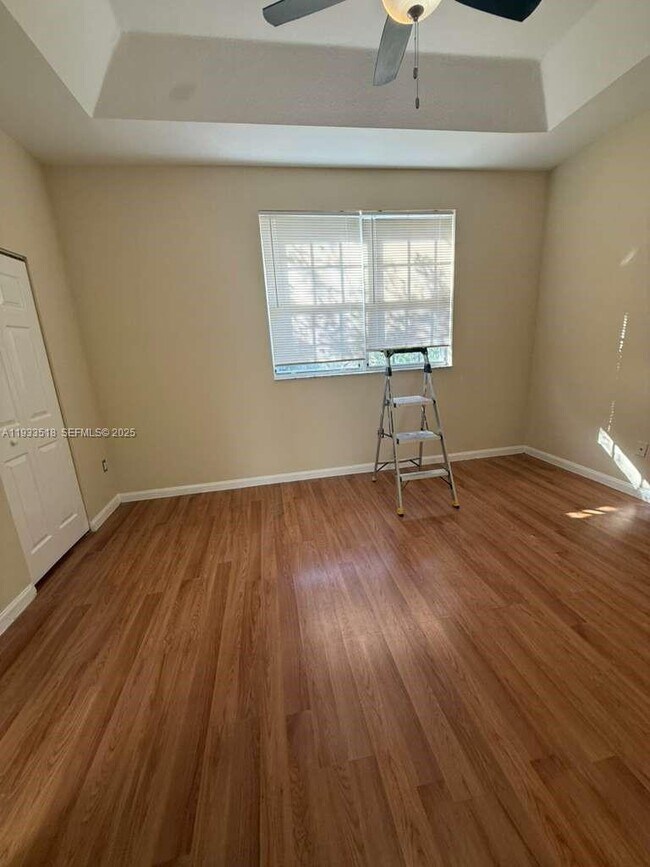 Building Photo - 448 NE 21st Ave