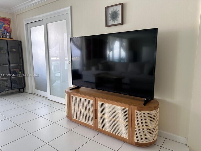 Building Photo - 5001 Collins Ave