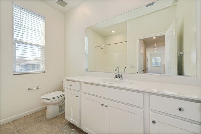 Building Photo - Fully Furnished Mid-term Rental