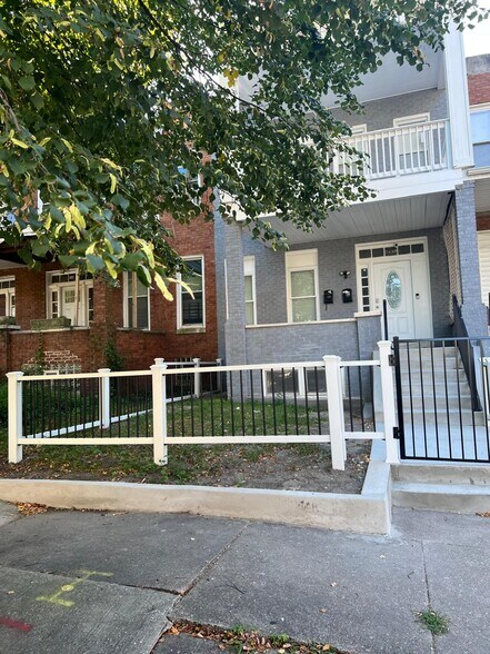 Main Living area opens to front balcony - 2448 Lakeview Ave