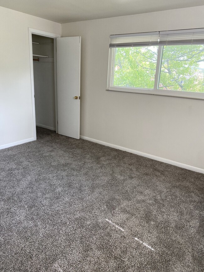 Building Photo - 4947 Charlemar Dr