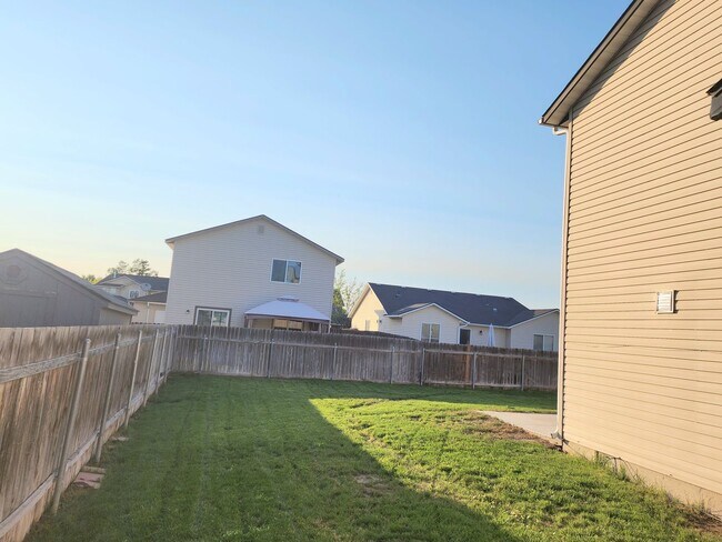 Building Photo - Move In Special- $500.00